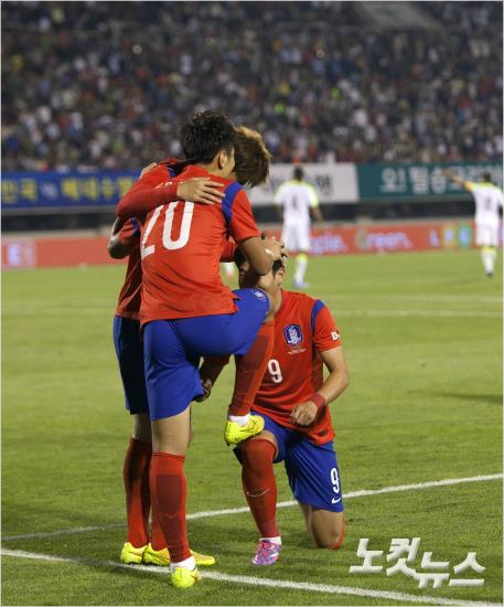 이동국이5일오후경기도부천종합운동장에서열린베네수엘라와의축구평가전에서1-1동점이던후반헤딩골을성공시킨후손흥민과골세레모니를하고있다(사진=노컷뉴스윤성호기자cybercoc1@cbs.co.kr)