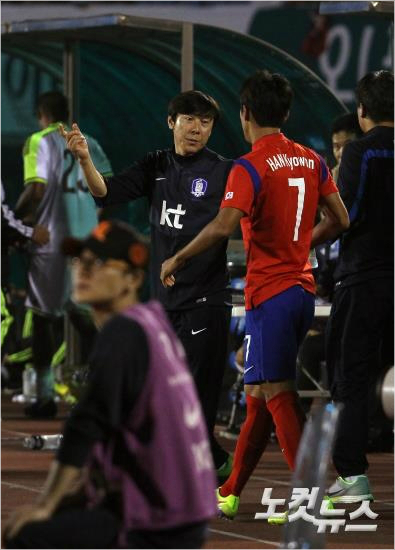 신태용코치가5일오후경기도부천종합운동장에서열린하나은행초청대한민국대베네수엘라축구평가전에서작전지시를하고있다(사진=노컷뉴스윤성호기자cybercoc1@cbs.co.kr)