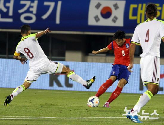 손흥민이5일오후경기도부천종합운동장에서열린하나은행초청대한민국대베네수엘라축구평가전에서중거리슛을시도하고있다.(윤성호기자)