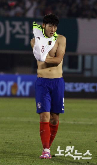 손흥민은브라질월드컵에서부진했던성적에도불구하고베네수엘라와평가전을찾아준만원관중에특별한고마움을표했다.윤성호기자