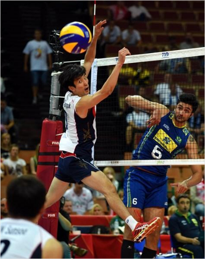 곽승석의블로킹을피해공격을넣는브라질레안드로비소토.(자료사진=FIVB트위터)