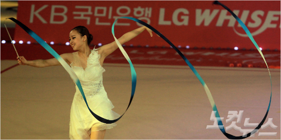 15일오후경기도고양실내체육관에서열린리듬체조갈라쇼'LG휘센리드믹올스타즈2013'에서아시아선수권금메달리스트손연재가전참가선수들과피날레를장식하고있다.황진환기자