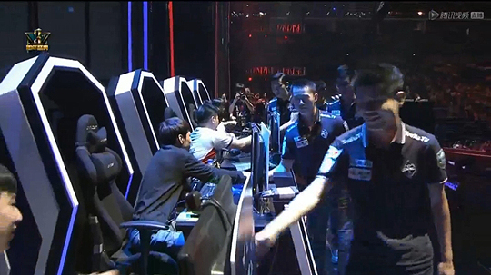 롤드컵 진출을 확정지은 OMG가 패자인 LGD에게 악수를 청하고 있다(트위치TV 캡처).