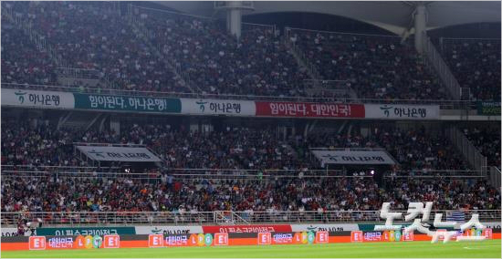 8일오후경기도고양종합운동장에서열린하나은행초청우루과이와의친선경기에3만8,183명의구름관중이몰려들었다.경기장에서빈자리를찾을수없었다.(박종민기자)