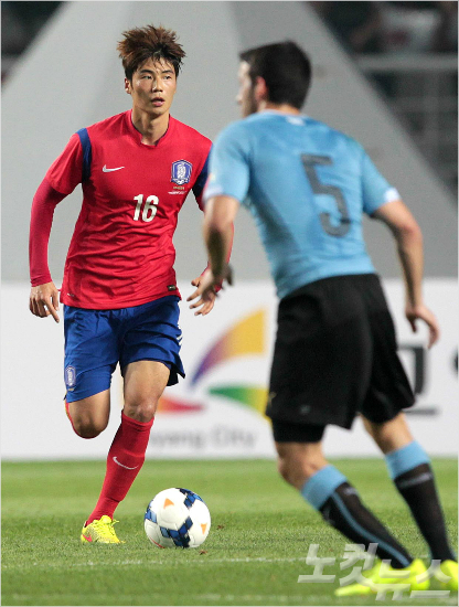 8일저녁경기도고양종합운동장에서열린하나은행초청축구국가대표팀천선경기대한민국과우루과이의경기에서기성용이패스할곳을찾고있다(자료사진/노컷뉴스)