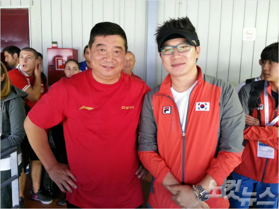 진종오(35·kt)가9일(한국시간)스페인그라나다후안카를로스1세올림픽사격장에서열린제51회세계사격선수권대회남자권총50m본선에서34년만에세계기록을경신하자곳곳에서기념사진촬영요청이빗발쳤다.올림픽에서만6개의메달을획득한중국의사격영웅왕이푸(중국대표팀감독)도그대열에합류했다(사진=대한사격연맹)