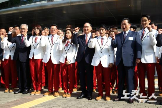 '인천2위간다!'대한민국국가대표선수들이11일올림픽공원에서열린인천아시안게임결단식에서정홍원국무총리(가운데)와김정행대한체육회장(오른쪽두번째)등관계자들과함께필승을다짐하고있다.(사진=윤성호기자)