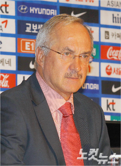 3박4일의1차방한을마친울리슈틸리케축구대표팀감독은현거주지인스페인마드리드로돌아가신변을정리한뒤24일입국한다.박종민기자