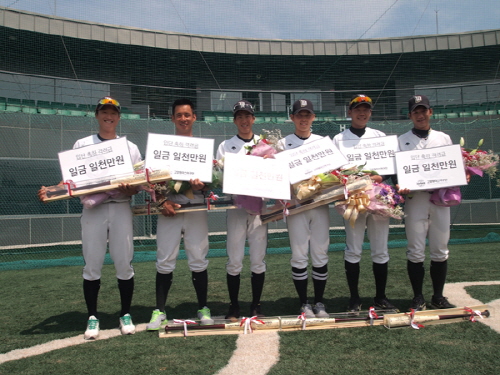 ▲프로입문과함께격려금을받고기뻐하는원더스선수들.이제이모습을내년부터볼수없게됐다.사진│고양원더스