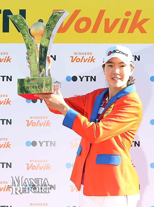 ▲이정민이우승트로피를들어올리고있다.사진