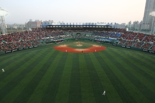 ▲현재한국프로야구는'꽉들어찬관중숫자'에즐거워할수있다.그러나팬심(心)이한번떠나고나면싸늘하게돌아서는것또한프로스포츠의세계다.사진│넥센히어로즈