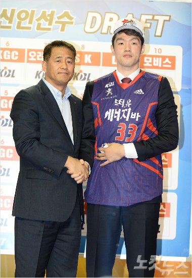 추일승감독과고려대출신의신인드래프트전체1순위지명선수가된이승현(사진제공=KBL)