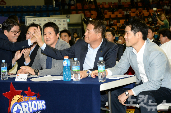 고양오리온스의추일승감독이신인드래프트전체1순위지명권의주인공이발표되자구단관계자들과기쁨을나누고있다(사진제공=KBL)