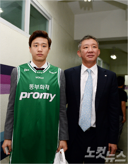 나란히기자회견장에입장하는허재KCC감독(사진오른쪽)과원주동부로부터지명을받은첫째아들허웅(사진제공=KBL)