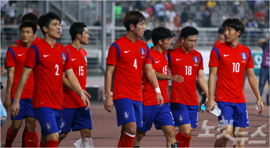 8일저녁경기도고양종합운동장에서열린하나은행초청축구국가대표팀천선경기대한민국과우루과이의경기에서1대0으로패한대한민국축구국가대표팀이그라운드를떠나고있다.박종민기자