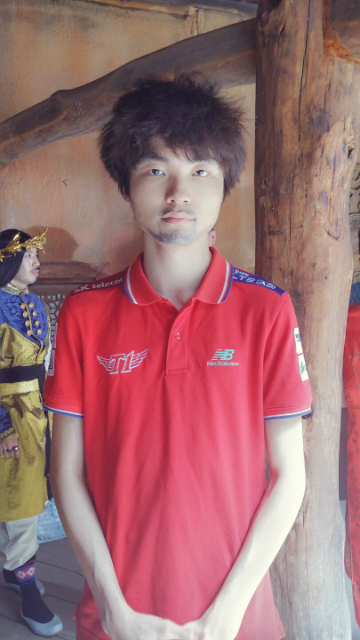 SK텔레콤 T1 '페이커' 이상혁이 광고 촬영을 위해 구렛나룻을 그린 모습(사진=SK텔레콤 트위터 발췌).