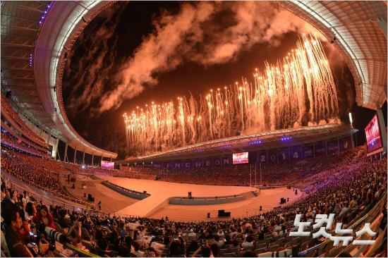 19일오후제17회인천아시아경기대회개막식이열린인천아시아드주경기장상공에화려한불꽃놀이가펼쳐지고있다(사진=노컷뉴스박종민기자esky0830@cbs.co.kr)