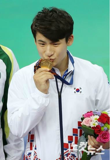대한민국에인천아시안게임첫금메달을안겨준우슈기대주이하성이20일인천강화고인돌체육관에서열린2014인천아시안게임우슈남자장권시상식에서메달에입을맞추고있다.(사진=박종민기자)