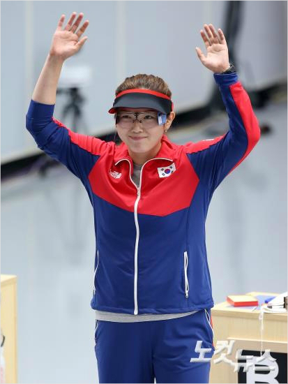 정지혜(부산시청)가20일오전인천옥련국제사격장에서열린제17회2014인천아시아경기대회사격여자10M공기권총결선에서은메달을획득한뒤기뻐하고있다.(박종민기자)