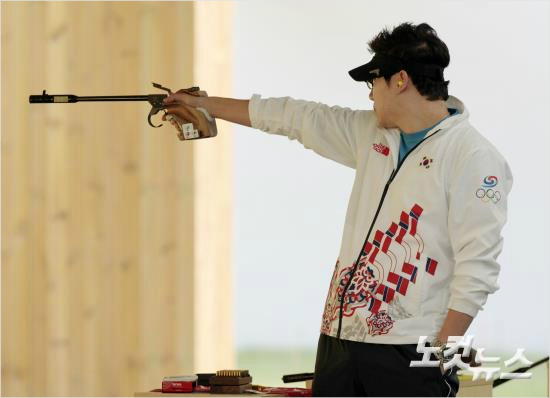 명사수진종오(KT)가20일오전인천옥련국제사격장에서열린제17회2014인천아시아경기대회사격남자50M권총예선에서격발을준비하고있다.(박종민기자)