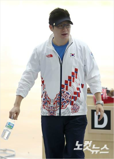 명사수진종오(KT)가20일오전인천옥련국제사격장에서열린제17회2014인천아시아경기대회사격남자50M권총결선에서두번째로탈락한뒤아쉬워하며사로를떠나고있다.(박종민기자)