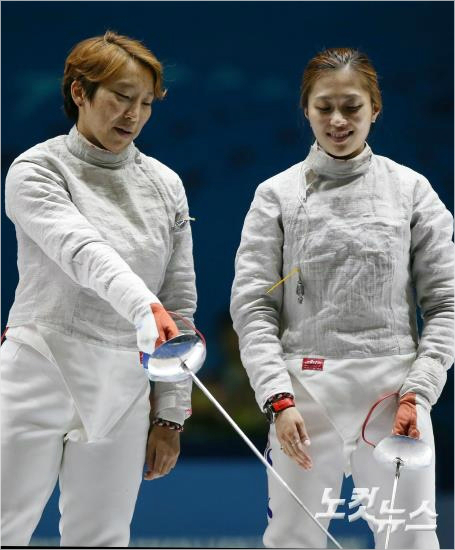 '선의의경쟁'이라진(왼쪽)과김지연이20일인천아시안게임펜싱여자사브로결승에앞서전자장비를점검하고있다.(고양=박종민기자)