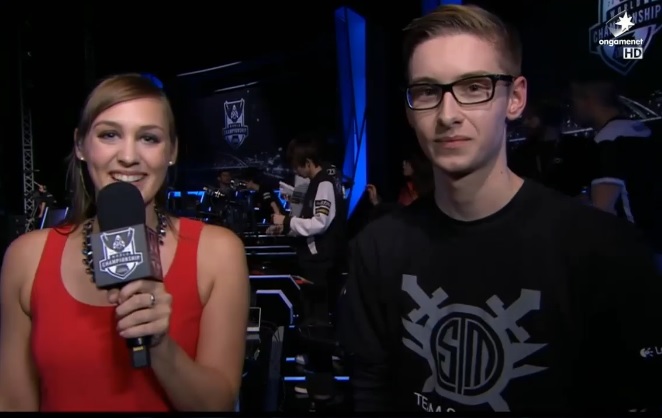 솔로미드의 소렌 비어그(오른쪽)가 공식 인터뷰에 응하고 있다(사진=온게임넷 방송 캡처).