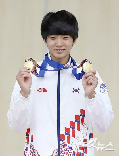 21일인천옥련국제사격장에서열린2014인천아시안게임사격남자10m공기권총시상식에서금메달을획득한김청용이메달을들어보이고있다(사진=노컷뉴스박종민기자esky0830@cbs.co.kr)