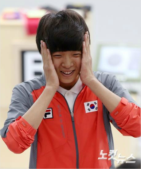 김청용이21일인천옥련국제사격장에서열린2014인천아시안게임사격남자10m공기권총결선경기에서금메달을확정지은뒤기뻐하고있다(사진=노컷뉴스박종민기자esky0830@cbs.co.kr)