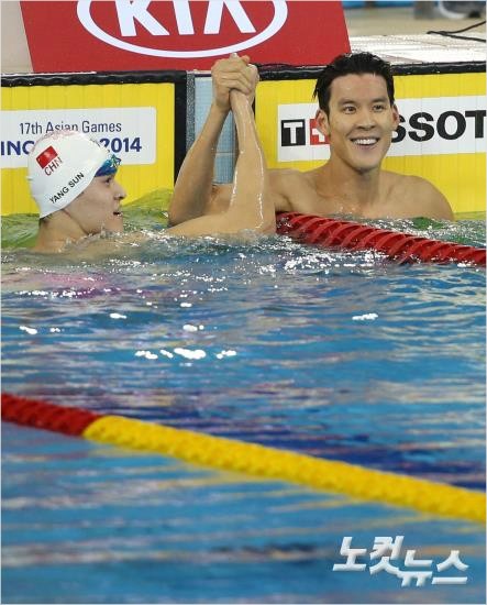 '마린보이'박태환이21일오후인천문학박태환수영장에서열린수여자유형200m결선경기에서동메달을확정지은뒤은메달을획득한쑨양(중국)과하이파이브하고있다(사진=박종민기자esky0830@cbs.co.kr)
