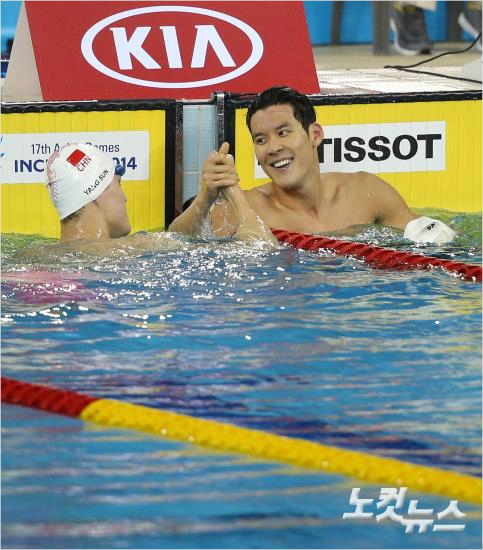 '마린보이'박태환이21일오후인천문학박태환수영장에서열린수여자유형200m결선경기에서동메달을확정지은뒤은메달을획득한쑨양(중국)과하이파이브하고있다(사진=박종민기자esky0830@cbs.co.kr)