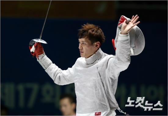 '이것이세계1위'구본길이21일인천아시안게임펜싱남자사브르개인전금메달을따낸뒤승리의포즈를취하고있다.(고양=황진환기자)