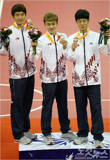 2014인천아시안게임세팍타크로더블남자부문에서은메달을획득한대한민국대표팀(왼쪽부터임안수,정덕원,김영만)이22일경기도부천체육관에서열린시상식에서기념촬영을하고있다.박종민기자