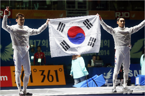 21일오후고양체육관에서열린‘2014인천아시안게임’펜싱남자사브르결승한국의구본길과김정환의경기에서금메달과은메달을각각획득한구본길(왼쪽)과김정환이태극기를들고관중들에게인사하고있다.황진환기자