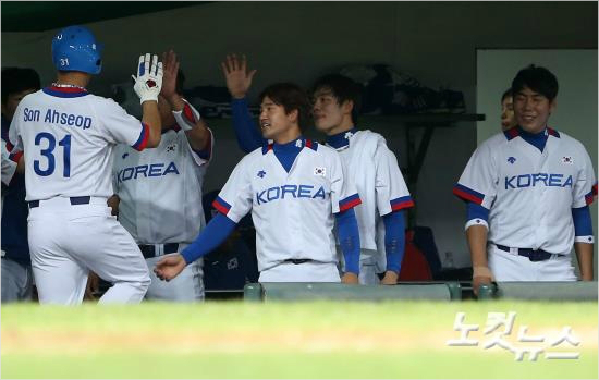'결승까지이렇게편했으면...'한국야구대표팀손아섭(31번)이22일인천아시안게임태국과A조1차전에서1회득점한뒤더그아웃으로들어와동료들의축하를받고있다.(인천=박종민기자)