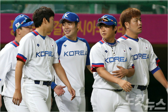'아이제또선수촌으로들어가야하나?'야구대표팀은평소각종편의시설이갖춰진평소호텔에서머물다아시안게임기간에는선수촌에서지내야한다.다소무료할수있는시간이지만나름알차게보내고있다.사진은22일태국과1차전대승을거둔뒤관중에게인사하기위해그라운드로나오는선수들의모습.(인천=박종민기자)