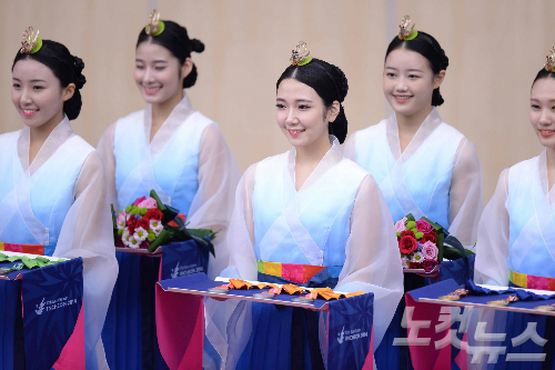 인천아시안게임시상도우미들이환하게웃고있다.(사진=윤성호기자)