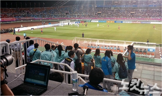 한국과사우디아라비아의2014인천아시안게임남자축구조별예선A조2차전이열린지난17일경기도안산의와스타디움에서자원봉사자들이경기장난간에모여축구를관전하고있다.(노컷뉴스DB)
