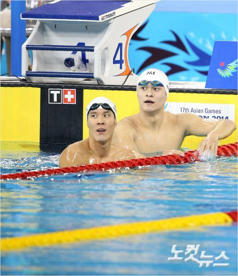 '마린보이'박태환이23일오후인천문학박태환수영장에서열린수영자유형400m결승경기를마친뒤쑨양(중국)과함께기록을확인하고있다(사진=박종민기자esky0830@cbs.co.kr)