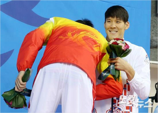 2014인천아시안게임수영자유형400m에서동메들을획득한'마린보이'박태환이23일오후인천문학박태환수영장에서시상대에금메달을획득한쑨양(중국)과포옹하고있다(사진=박종민기자esky0830@cbs.co.kr)