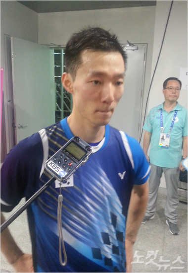 '형님들,그마음알것같아요'이현일이23일인천아시안게임배드민턴남자단체전에서마지막단식경기에서승리해금메달을확정지은뒤인터뷰도중상념에잠겨있다.(인천=임종률기자)