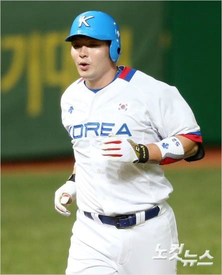 '이제태국전삼진은잊어주세요'야구국가대표4번타자박병호가24일인천아시안게임대만과경기에서2회1점홈런을날린뒤그라운드를돌고있다.(인천=박종민기자)