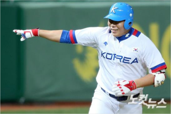 '가슴에태극마크를달고'24일대만과아시안게임A조2차전에서1회3점홈런을날린뒤그라운드를돌며더그아웃의동료들에게세리머니를펼치고있는강정호.(인천=박종민기자)