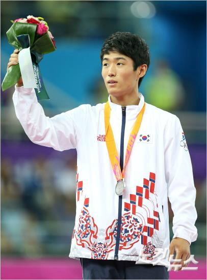 2014인천아시안게임기계체조남자도마종목에서은메달을획득한양학선이25일오후인천남동체육관에서열린시상식에서관중들에게손을들어인사하고있다.(박종민기자)