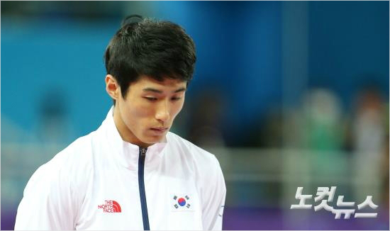 2014인천아시안게임기계체조남자도마종목에서은메달을획득한양학선이25일오후인천남동체육관에서시상대에올라굳은표정을짓고있다.(박종민기자)
