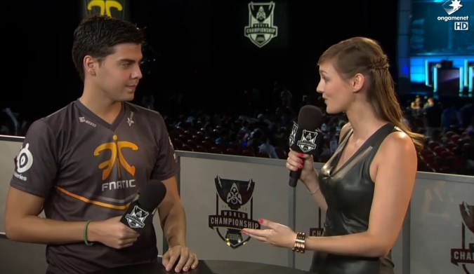 프나틱의 미드 라이너 'xPeke' 엔리케 세데뇨(왼쪽)가 공식 인터뷰에 임하고 있다(사진=온게임넷 생중계 캡처).