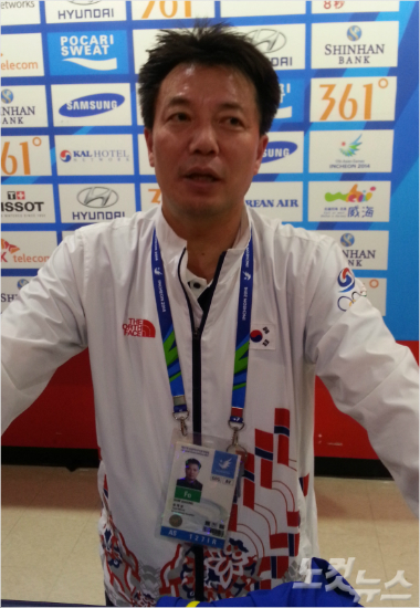 '몸살인가,마음고생인가'25일펜싱여자에페단체전결승뒤인천아시안게임결산을하고있는심재성대표팀총감독.(사진=임종률기자)