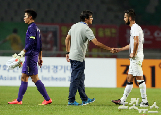 25일고양종합운동장에서열린인천아시안게임남자축구16강대한민국과홍콩의경기에서0대3으로한국에패한홍콩의김판곤감독(가운데)이선수들을위로하고있다.황진환기자
