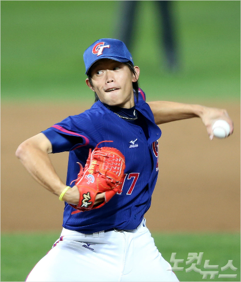 '나는일본에서뛰고있는데...'대만은일본요코하마2군에서뛰는천관위만이한국타자들을막아냈다.사진은24일한국전에서역투하는모습.(자료사진=박종민기자)