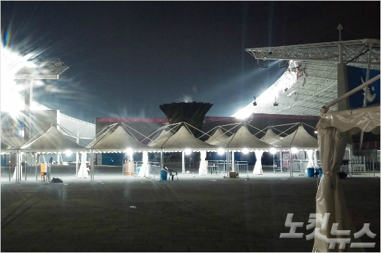 '연료비가없는걸까?'지난20일10여분동안꺼졌던'2014인천아시안게임'성화.(제보사진)